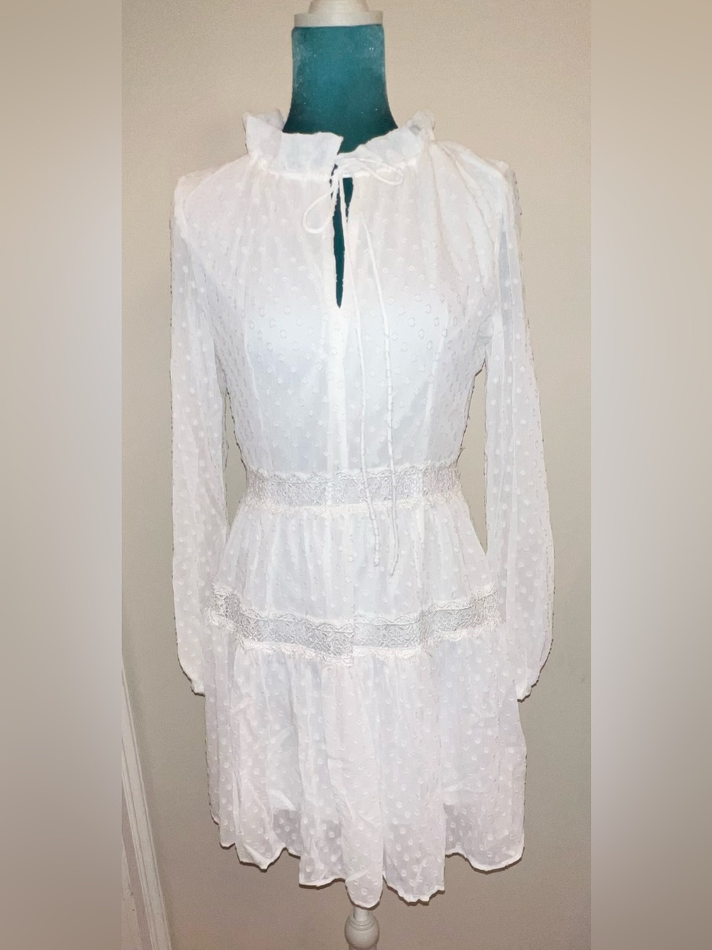LUMIE White Dress. New with Tags. Size: XS.
Retail:$138. Asking: $88.